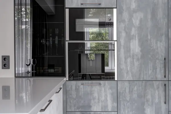 "Смокинг". Квартира на наб. Т. Шевченко