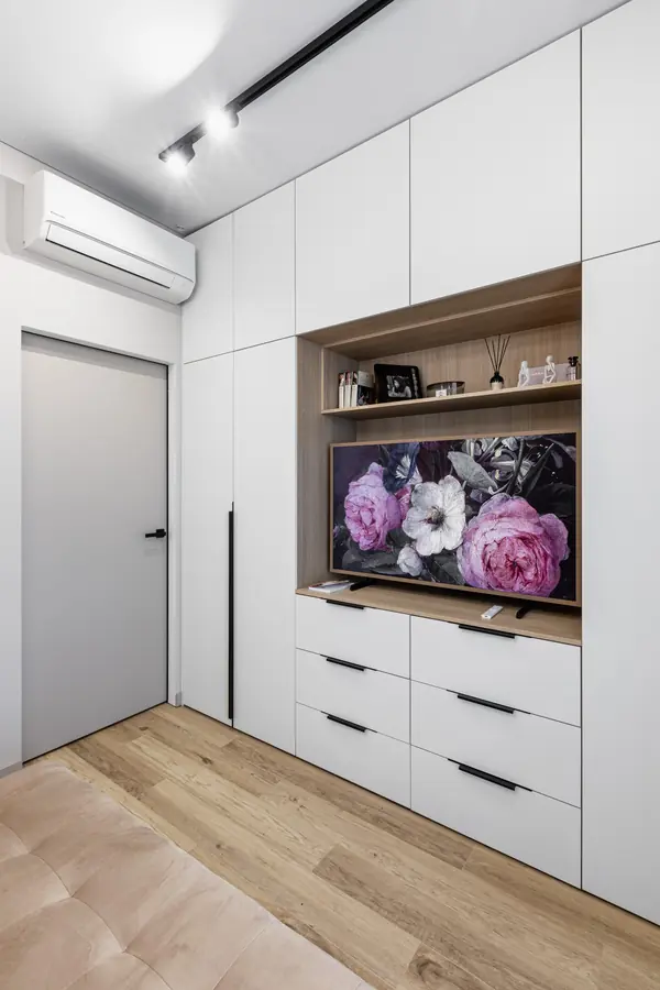 Двухкомнатная квартира в современном стиле с яркими акцентами