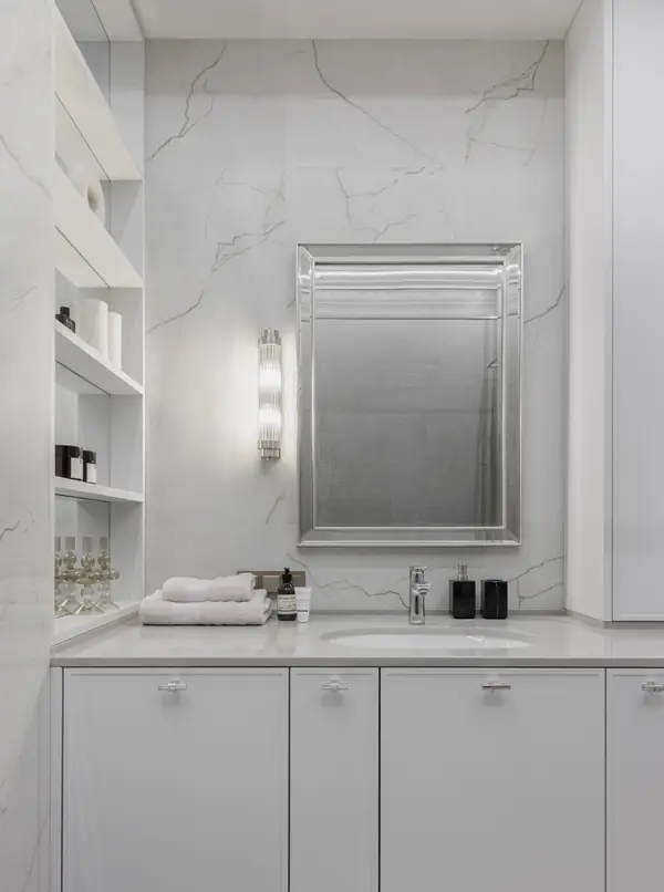 Открытые полки в ванной комнате от IDILLIO