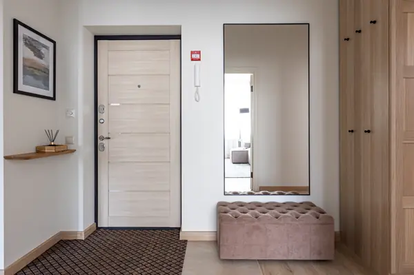 Двухкомнатная квартира под сдачу. Прихожая