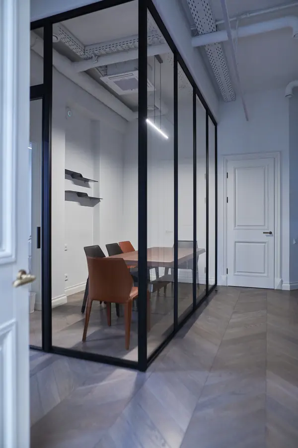 Угловая стеклянная перегородка raumplus в офис