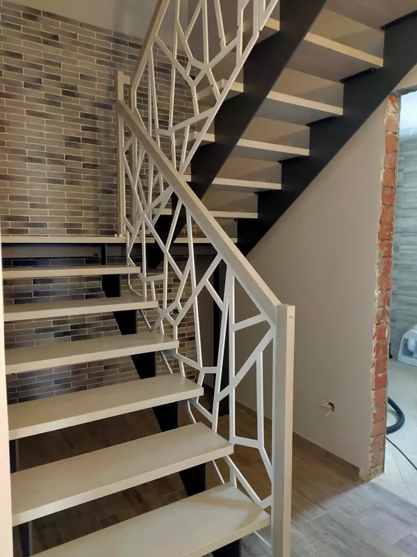 Лестница на двух "Косоурах", пос.Грибановский