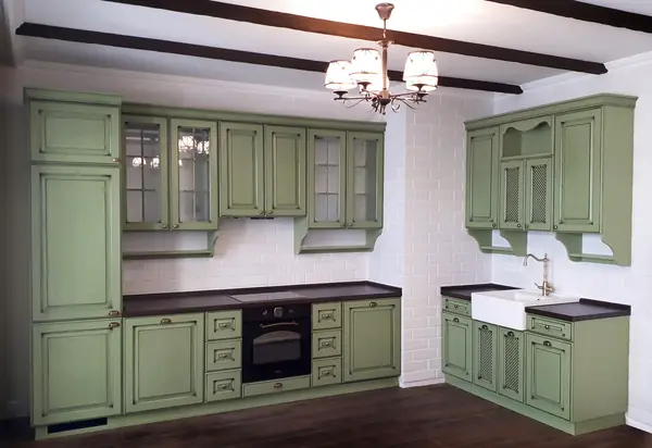 Кантри - Кухня болотного цвета на Каштановой аллее