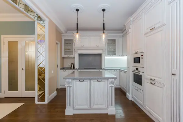 Кухня соединенная с гостиной зеркальным порталом. Реализованный проект