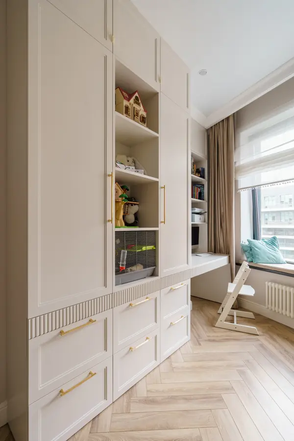 Бело-розовый интерьер с рифлеными фасадами