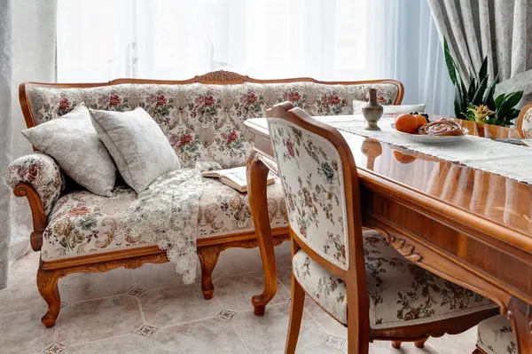 Кухня с лавандовыми стенами