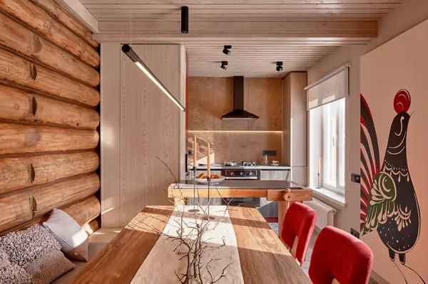 Кухня с верстаком и красная лестница