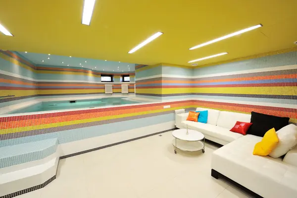 Бассейн в цокольном этаже