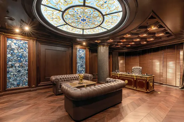 Домашний кабинет в темном дереве