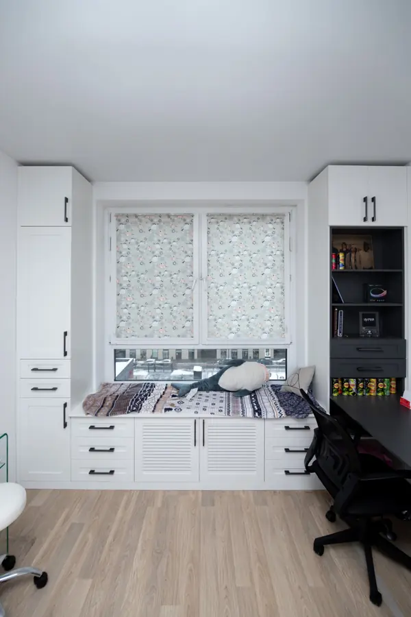 Меблировка подростковой комнаты в нейтральных цветах