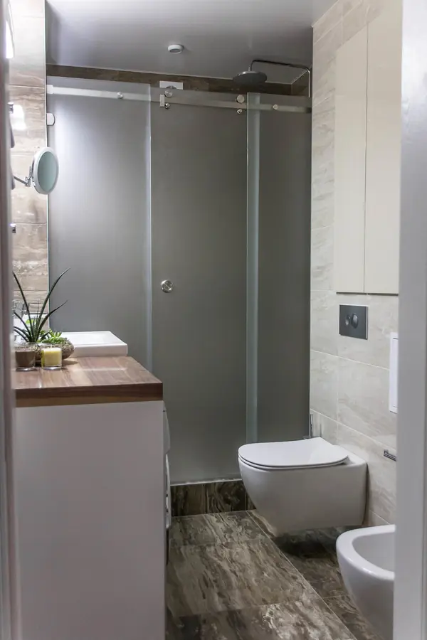 Душевая комната для мужчины.