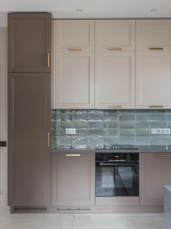 Кухня-гостиная с камином в коттедже Малая Царевщина