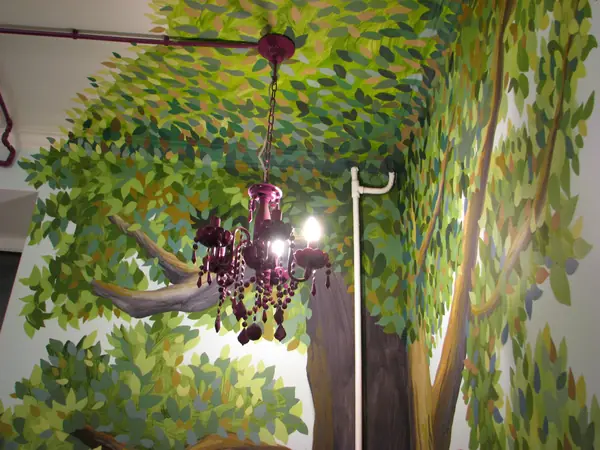 Роспись в детской. Дерево.