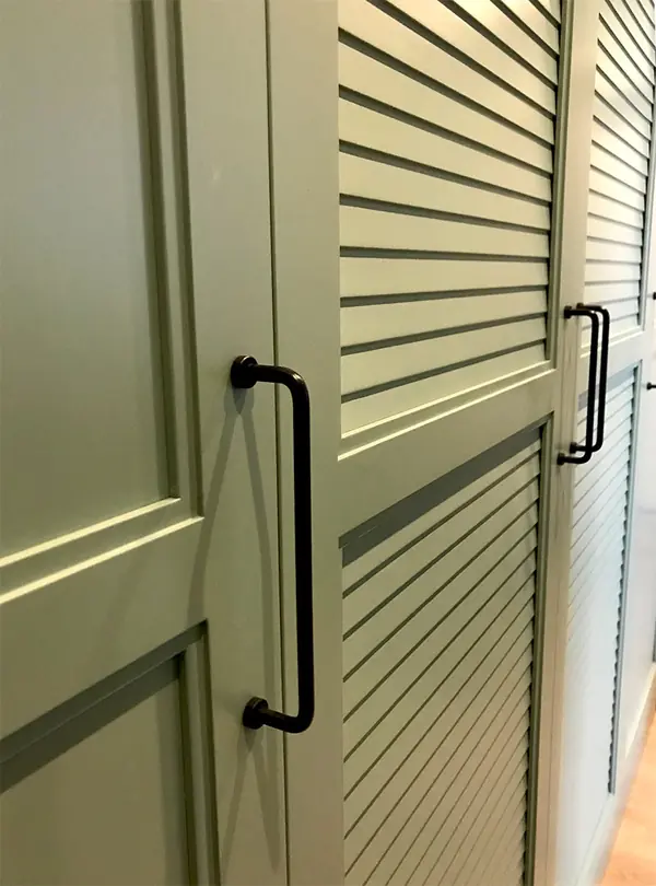 Шкаф в прихожую с жалюзийными дверцами