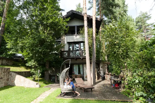 В гостях: Дом с музыкальной студией и художественной мастерской