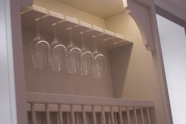 П-образная кухня с барной стойкой в сером цвете