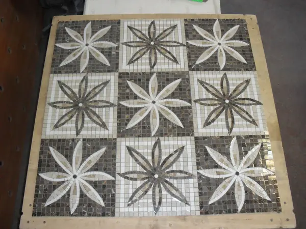 Художественная сборка панно из мозаики