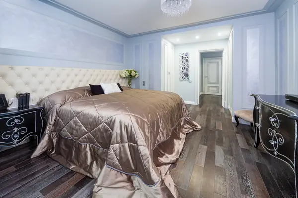 Квартира с гипсовым барельефом