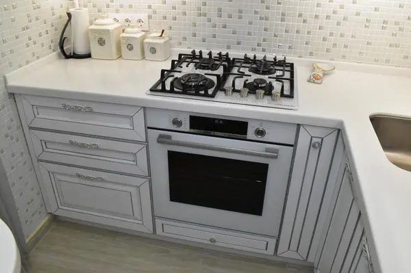 Кухня из массива бука, модель ЭКО в белом цвете с серебряной патиной