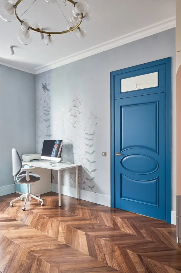 Классические двери ярко-синего цвета