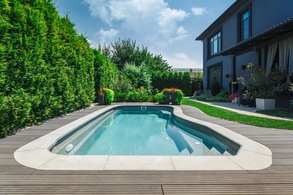 Бассейн на территории частного дома.