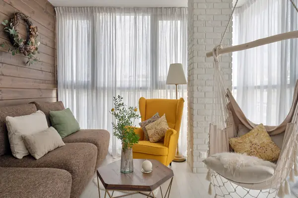 Яркий аутентичный интерьер, создающий иллюзию загородного дома