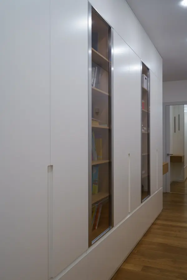 Длинный шкаф для длинного коридора