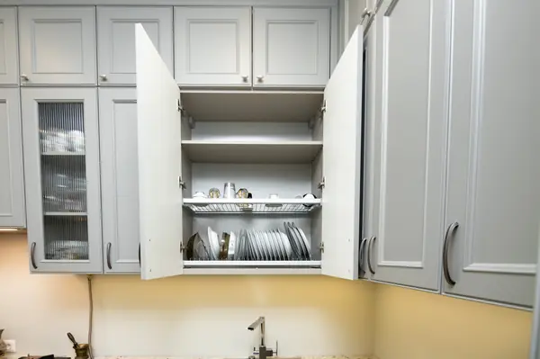 Светло-серая кухня в классическом стиле