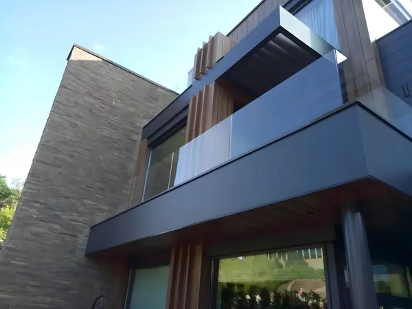 Стеклянные ограждения террас и плоской крыши (Мякинино)