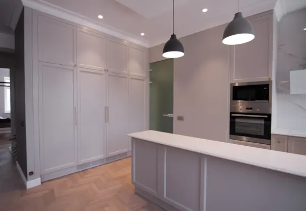 П-образная кухня с барной стойкой в сером цвете