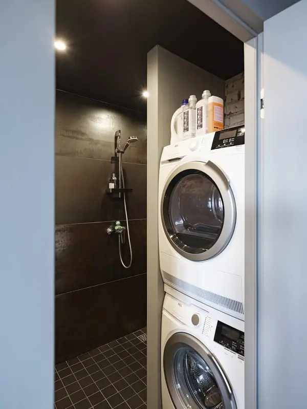 Квартира-студия с черным потолком в стиле лофт