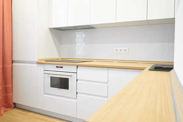 Белая глянцевая кухня с интегрированными ручками