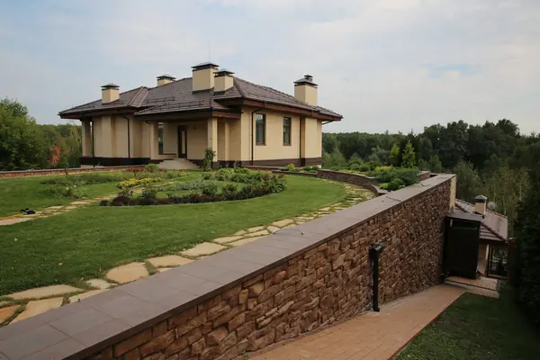 Дом на склоне