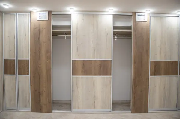 Гардеробная комната на цокольном этаже