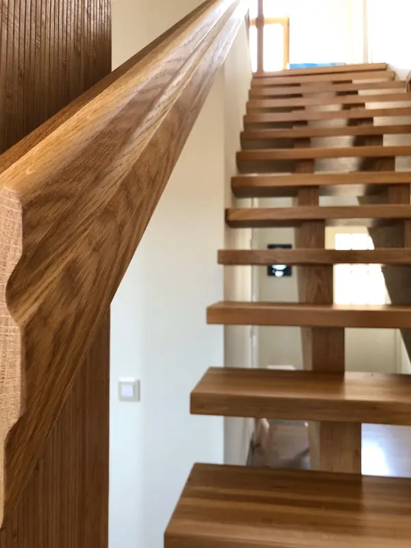 Лестница из массива дуба.
