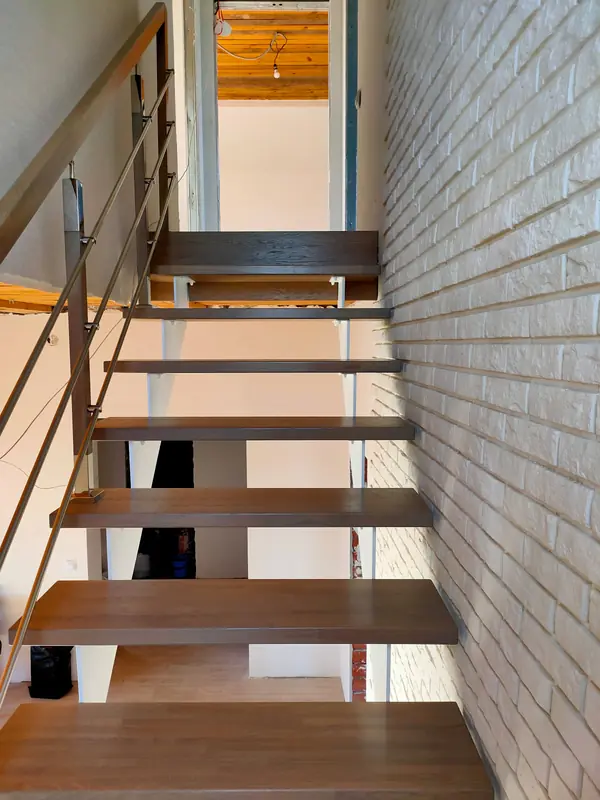 Лестница на "косоурах" с дубовыми ступенями
