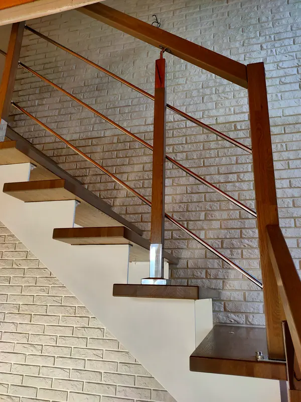 Лестница на "косоурах" с дубовыми ступенями