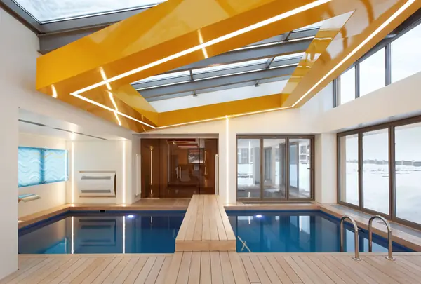 здание и интерьер бассейна на Новой Риге