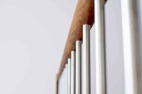 Классическая лестница из африканской породы Амазаку