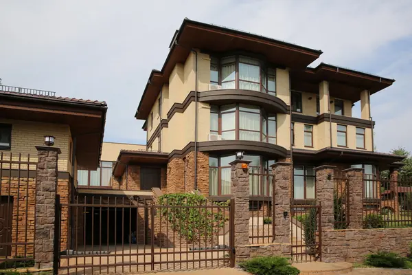 Дом на склоне