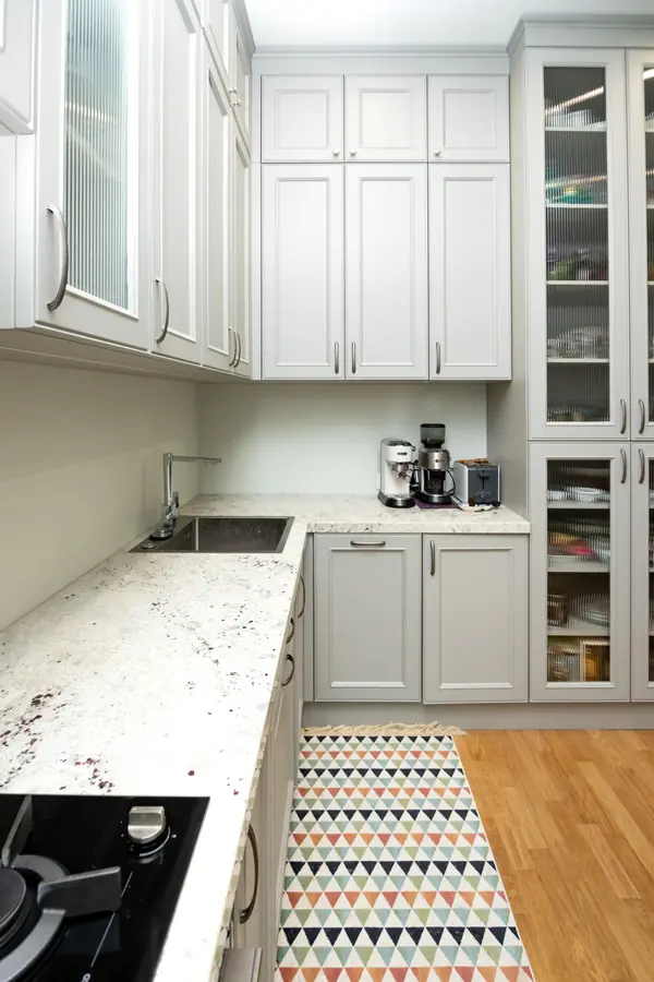 Светло-серая кухня в классическом стиле