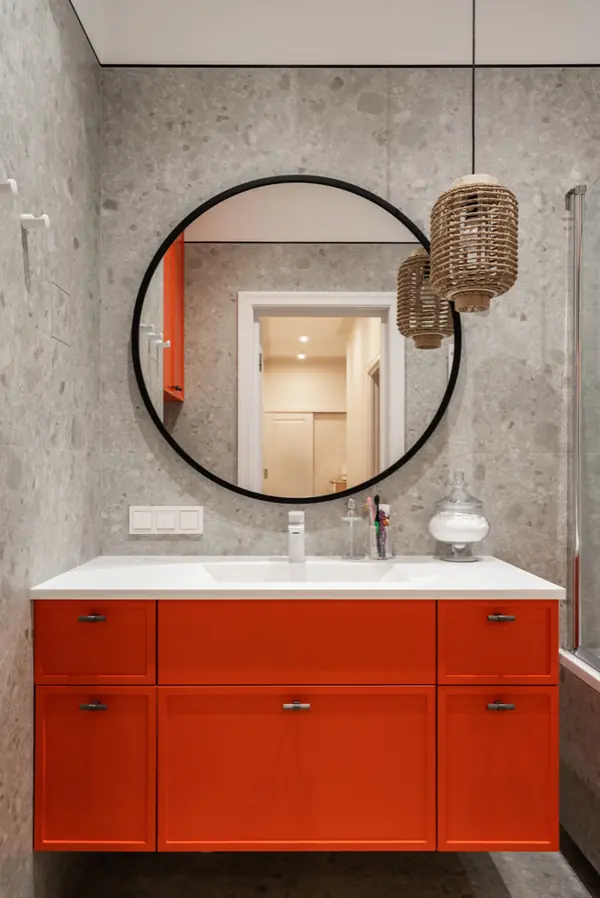 Московская квартира с двумя санузлами и белой кухней