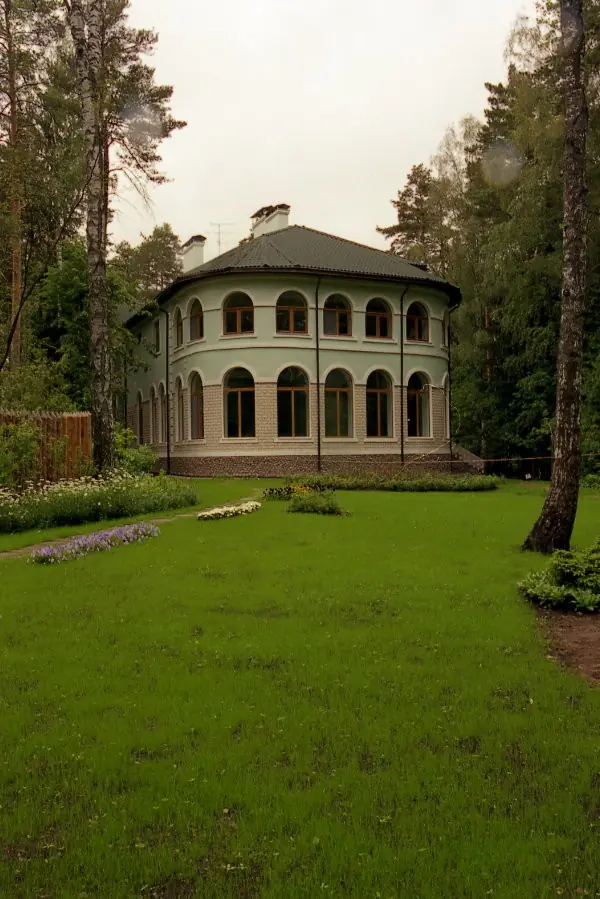 КРЫЛЬЦО И ИНТЕРЬЕР ЗАГОРОДНОЙ ВИЛЛЫ.