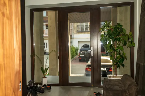 Современное остекление на Остафьевской (дерево-алюминиевые окна)