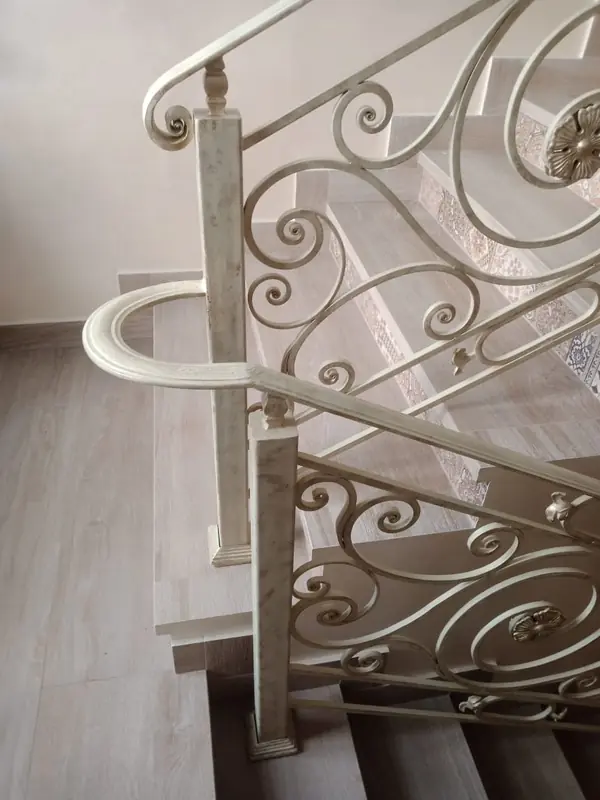 Кованые перила на лестнице