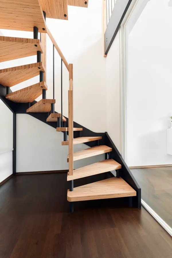 Лестница в квартире (BauBuche и элементы с эффектом необработанной стали)