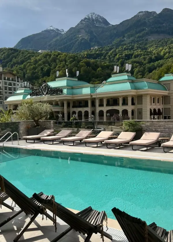 Обустройство зоны у бассейна отель г.Сочи