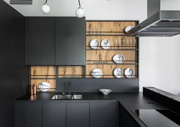 Яркая квартира с элементами из латуни