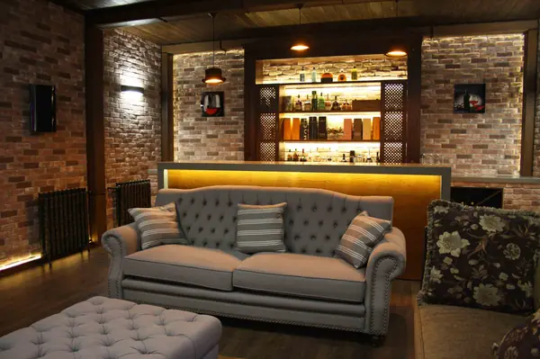 Бар с кинотеатром в частном доме