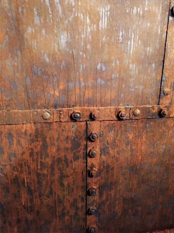 Фактурная штукатурка с художественным декором в металлическом золотом оттенке